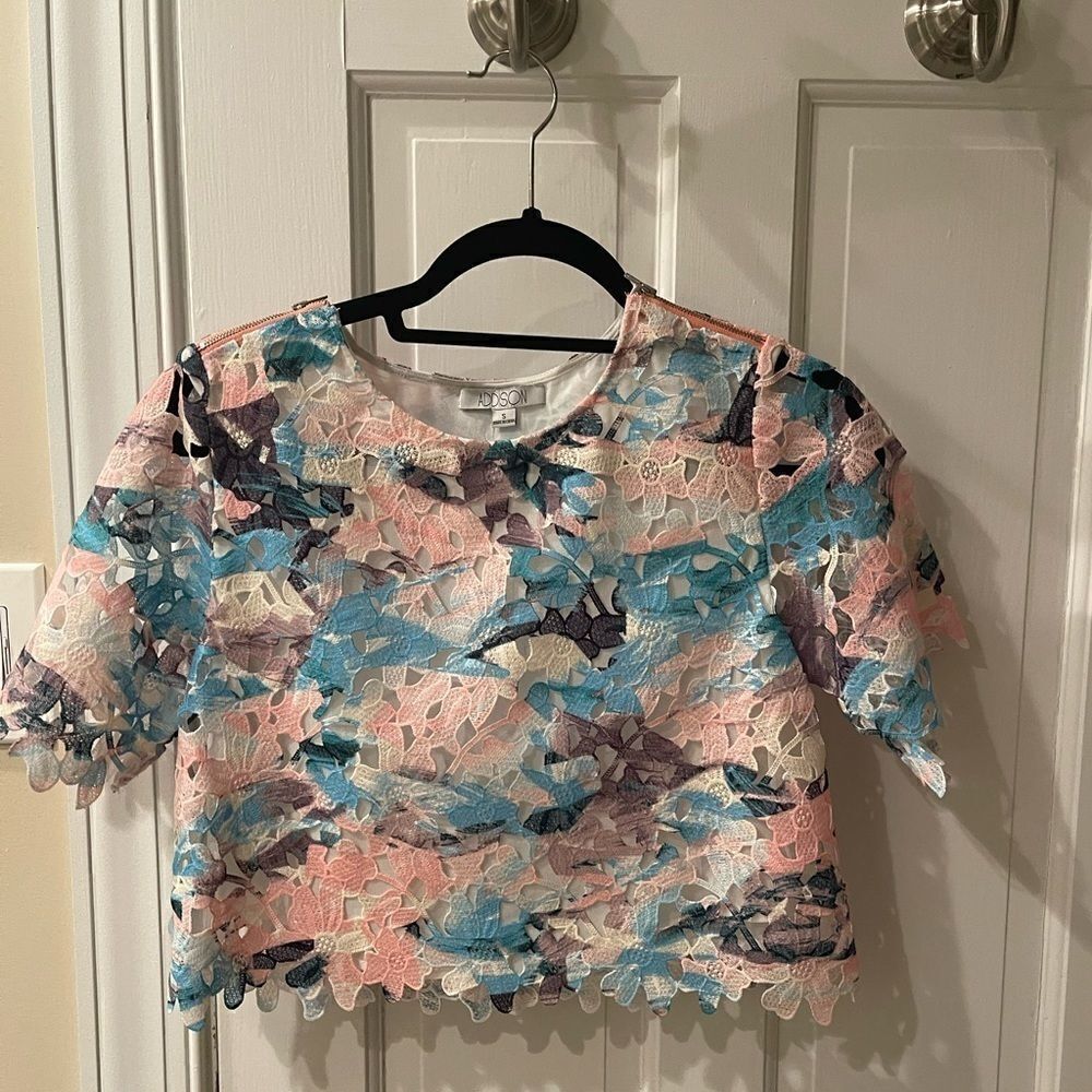 Addison floral shirt with zips on the shoulder size small! In perfect condition